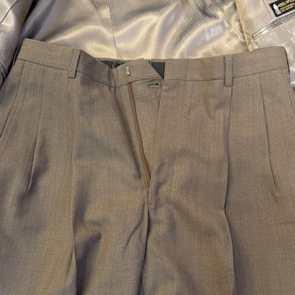 Elegant Men's Brown Suit - Picture 10 of 12